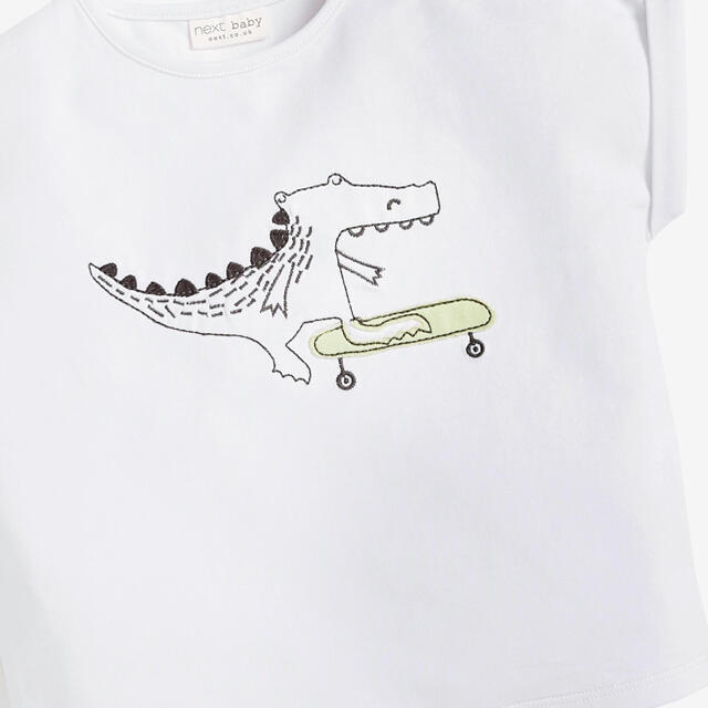 NEXT(ネクスト)の【新品】モノクローム オーガニックコットン恐竜柄Tシャツ3枚組（ベビー） キッズ/ベビー/マタニティのベビー服(~85cm)(Ｔシャツ)の商品写真