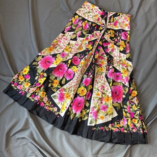 グッチ(Gucci)のサイズ38 美品 グッチ フローラルシルクスカート 花柄 黒 薄手 プリーツ入り(ロングスカート)