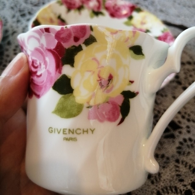 GIVENCHY(ジバンシィ)の【GIVENCHY】  薔薇柄　カップ&ソーサー２客　 インテリア/住まい/日用品のキッチン/食器(グラス/カップ)の商品写真