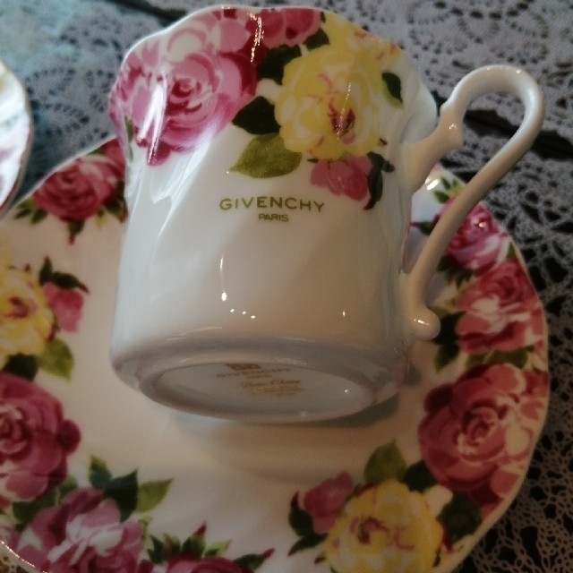 GIVENCHY(ジバンシィ)の【GIVENCHY】  薔薇柄　カップ&ソーサー２客　 インテリア/住まい/日用品のキッチン/食器(グラス/カップ)の商品写真