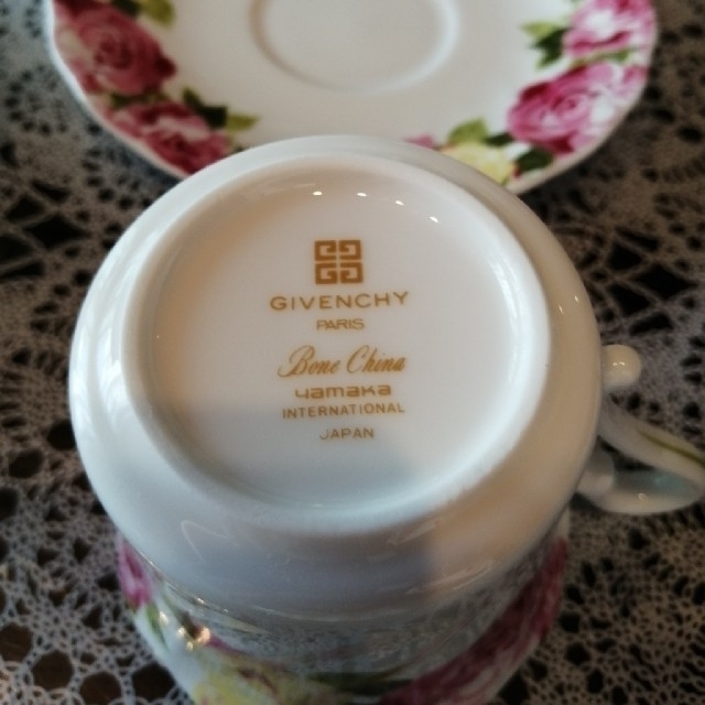 GIVENCHY(ジバンシィ)の【GIVENCHY】  薔薇柄　カップ&ソーサー２客　 インテリア/住まい/日用品のキッチン/食器(グラス/カップ)の商品写真