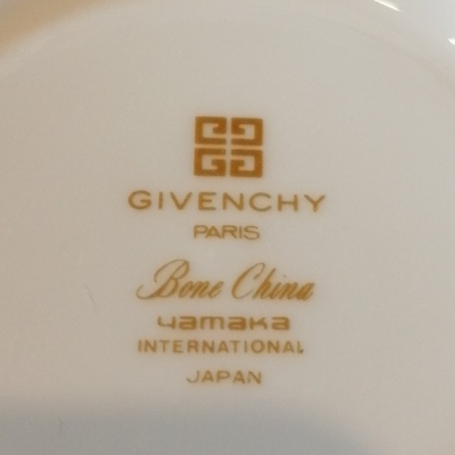 GIVENCHY(ジバンシィ)の【GIVENCHY】  薔薇柄　カップ&ソーサー２客　 インテリア/住まい/日用品のキッチン/食器(グラス/カップ)の商品写真