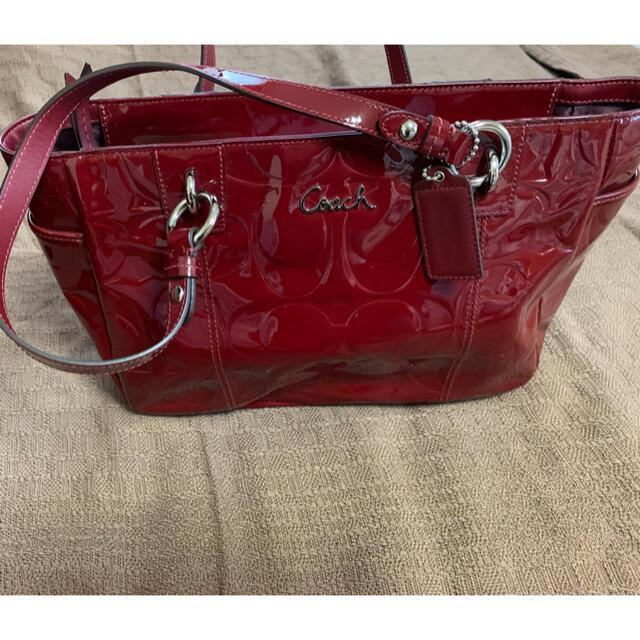 COACH(コーチ)のコーチ　エナメルバック　赤 レディースのバッグ(ショルダーバッグ)の商品写真