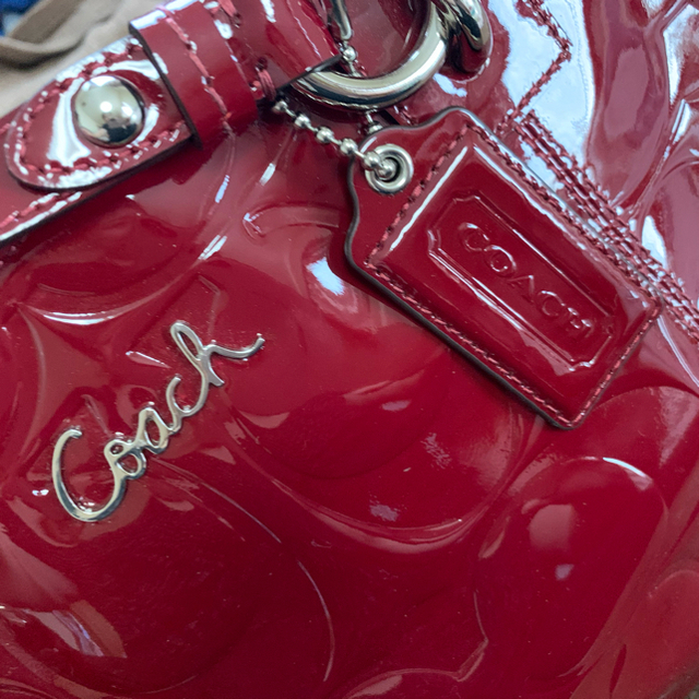 COACH(コーチ)のコーチ　エナメルバック　赤 レディースのバッグ(ショルダーバッグ)の商品写真