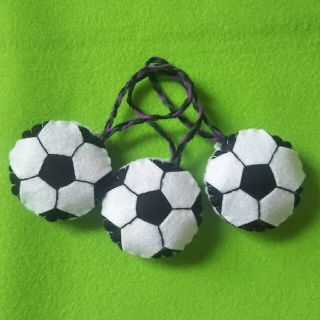 サッカーボール キーホルダー フェルト ハンドメイド お守り 部活 三個セットの通販 ラクマ