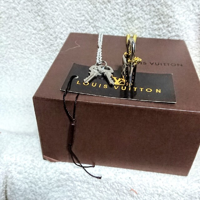 LOUIS VUITTON(ルイヴィトン)のルイヴィトン シルバー カデナ南京錠、鍵2本付き！ メンズのアクセサリー(ネックレス)の商品写真