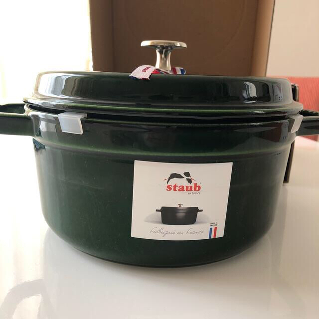 STAUB(ストウブ)のstaub 22cm 正規品　バジルグリーン　ピコココットラウンド　新品未使用 インテリア/住まい/日用品のキッチン/食器(鍋/フライパン)の商品写真