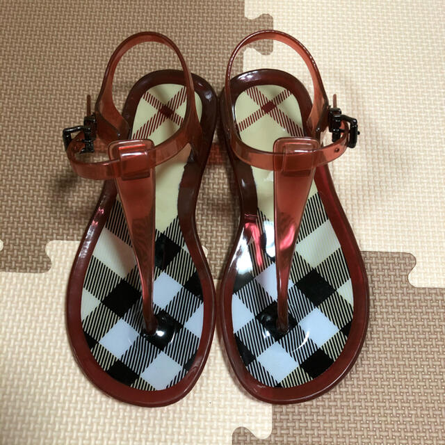 BURBERRY(バーバリー)のBURBERRY♡19cm♡クリアトングサンダル♡赤♡ノバチェック♡バーバリー キッズ/ベビー/マタニティのキッズ靴/シューズ(15cm~)(サンダル)の商品写真