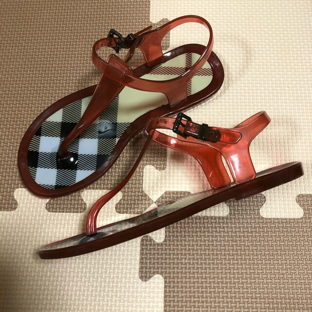 BURBERRY(バーバリー)のBURBERRY♡19cm♡クリアトングサンダル♡赤♡ノバチェック♡バーバリー キッズ/ベビー/マタニティのキッズ靴/シューズ(15cm~)(サンダル)の商品写真