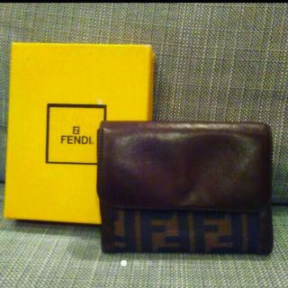 フェンディ(FENDI)の送料無料【FENDI】フェンディの二つ折り財布(財布)