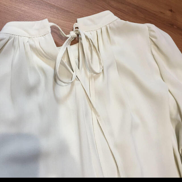 パフスリーブ ブラウス 背中リボン フリーサイズ 未着用品 レディースのトップス(シャツ/ブラウス(長袖/七分))の商品写真