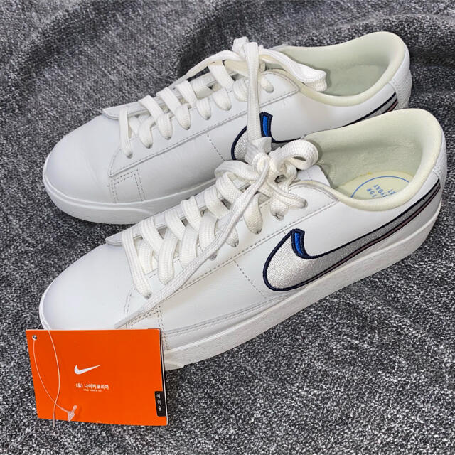 NIKE(ナイキ)のSALE ❣️Nike Blazer Low LX ホワイト スニーカー レディースの靴/シューズ(スニーカー)の商品写真