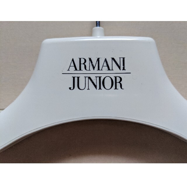 ARMANI JUNIOR(アルマーニ ジュニア)のARMANI JUNIOR アルマーニジュニア★子供用 ハンガー N キッズ/ベビー/マタニティのキッズ/ベビー/マタニティ その他(その他)の商品写真