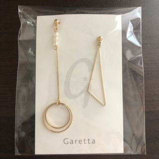 アシンメトリー　ゴールドピアス　新品(ピアス)