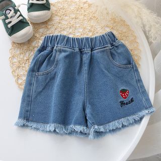 デニムショートパンツ　苺柄刺繍　半ズボン　女の子　ホワイトの110サイズ(パンツ/スパッツ)