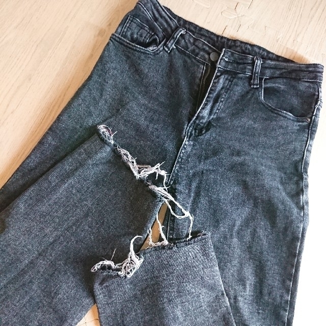 最終値下げHOLIDAY  BLACK SKINNY DENIM PANTS