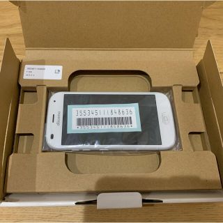 エヌティティドコモ(NTTdocomo)の【新品】【未使用】ドコモ らくらくスマートフォン F-42A ホワイト(スマートフォン本体)