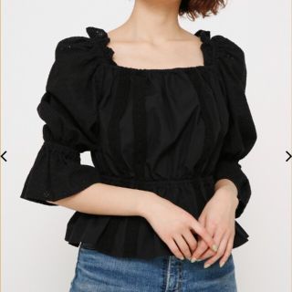 スライ(SLY)のⅢ スライ 未使用タグ付き SHOULDER FRILL TOPS(カットソー(半袖/袖なし))