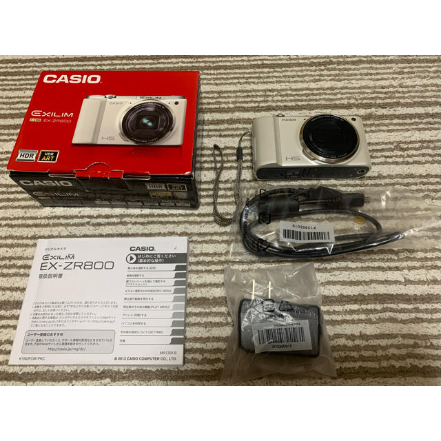 CASIO(カシオ)のCASIO デジタルカメラ EXILIM EX-ZR800 ホワイト スマホ/家電/カメラのカメラ(コンパクトデジタルカメラ)の商品写真