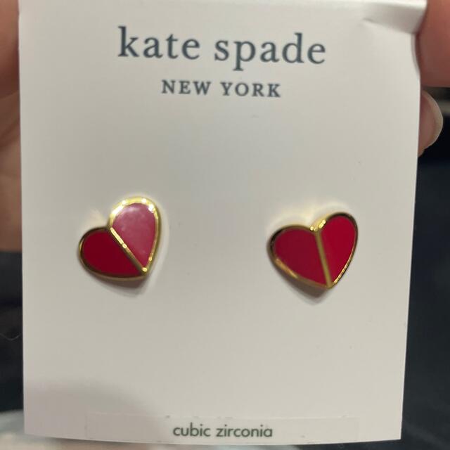 kate spade new york(ケイトスペードニューヨーク)のヘリテージ・スペード ハート スタッドピアス ジニアレッド レディースのアクセサリー(ピアス)の商品写真