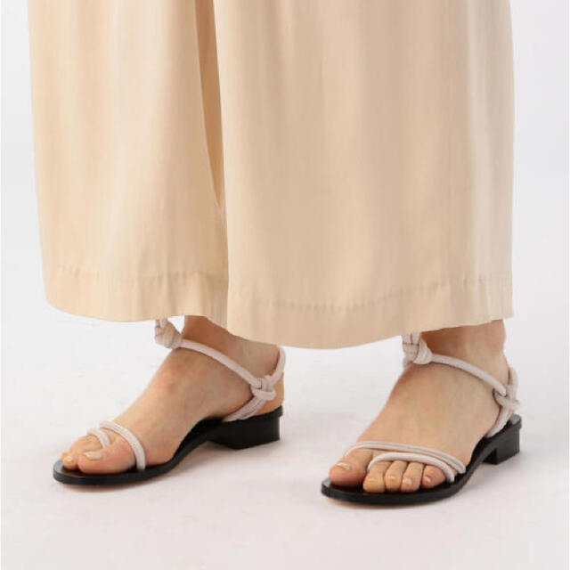 TOMORROWLAND(トゥモローランド)のTOMORROWLAND レザーロープサンダル　新木優子私服 レディースの靴/シューズ(サンダル)の商品写真