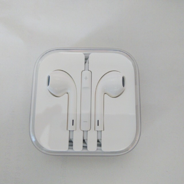 Apple(アップル)のEarPods with 3.5 mm Headphone Plug スマホ/家電/カメラのオーディオ機器(ヘッドフォン/イヤフォン)の商品写真