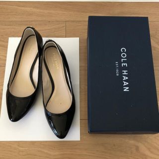 コールハーン(Cole Haan)の一度のみ使用　梅雨時期にぴったり　ウォータープルーフ エナメルパンプスブラック(ハイヒール/パンプス)