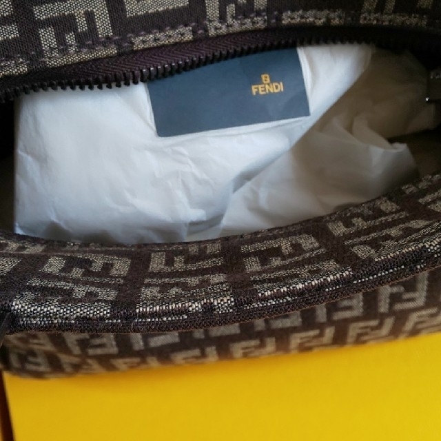 FENDI ミニポーチ ズッキーニ FENDI ミニポーチ ズッキーニ