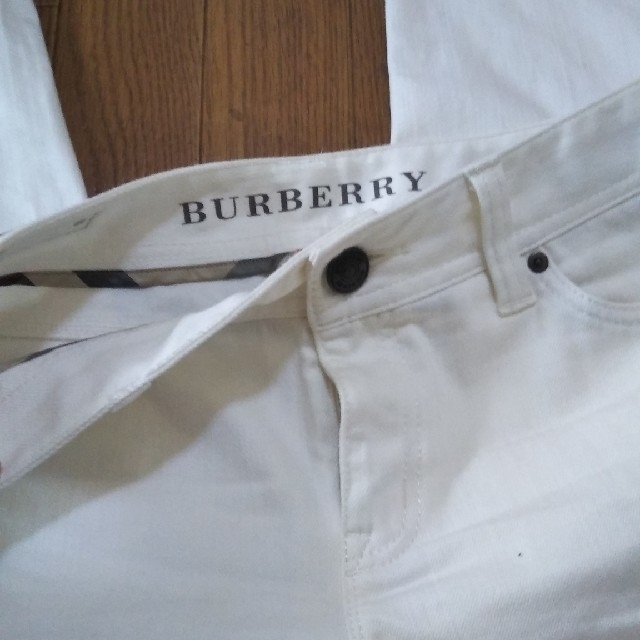 BURBERRY(バーバリー)のBurberryロンドン 試着のみ メンズレディース レディースのパンツ(デニム/ジーンズ)の商品写真