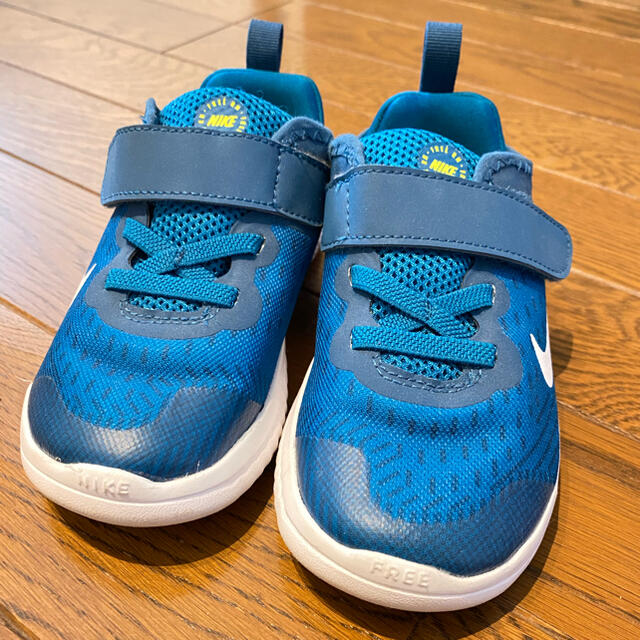 NIKE(ナイキ)のNIKE FREE  キッズ/ベビー/マタニティのキッズ靴/シューズ(15cm~)(スニーカー)の商品写真