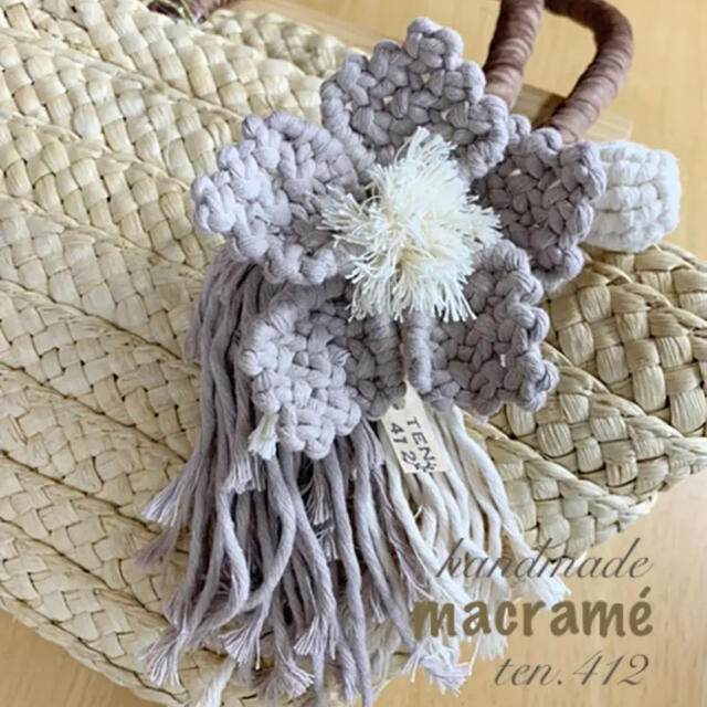 マクラメ編み　フラワーチャーム（gray） ハンドメイドのアクセサリー(チャーム)の商品写真
