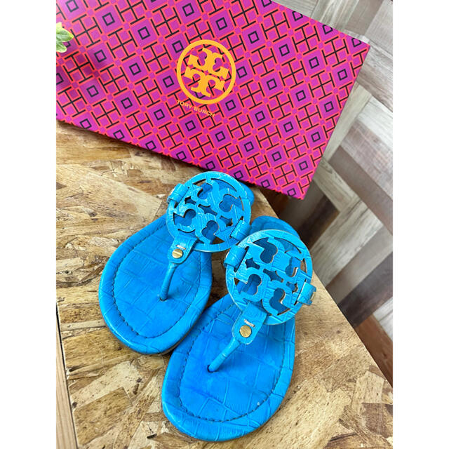 Tory Burch(トリーバーチ)の【TORY BURCH】サンダル/レディース/フラット/ビーチ/ブルー/夏/ヘビ レディースの靴/シューズ(サンダル)の商品写真