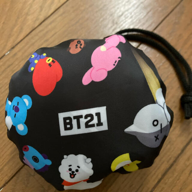 防弾少年団(BTS)(ボウダンショウネンダン)のBT21 ファミリーマート　限定　エコバッグ黒 レディースのバッグ(エコバッグ)の商品写真