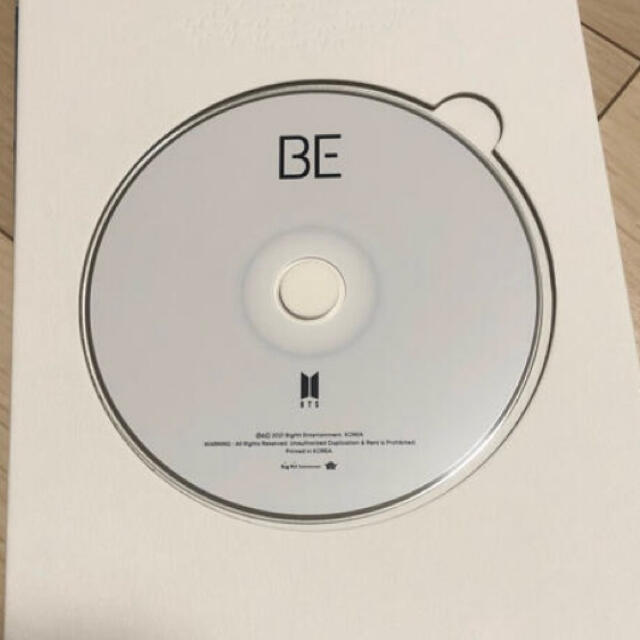 防弾少年団(BTS)(ボウダンショウネンダン)のBTS BE Essential Edition ポスター付き エンタメ/ホビーのCD(K-POP/アジア)の商品写真