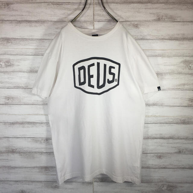 Deus ex Machina(デウスエクスマキナ)のDEUS　デウスエクスマキナ　Tシャツ　デカロゴ　送料無料 メンズのトップス(Tシャツ/カットソー(半袖/袖なし))の商品写真