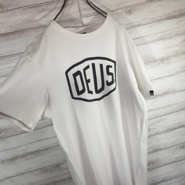 Deus ex Machina(デウスエクスマキナ)のDEUS　デウスエクスマキナ　Tシャツ　デカロゴ　送料無料 メンズのトップス(Tシャツ/カットソー(半袖/袖なし))の商品写真