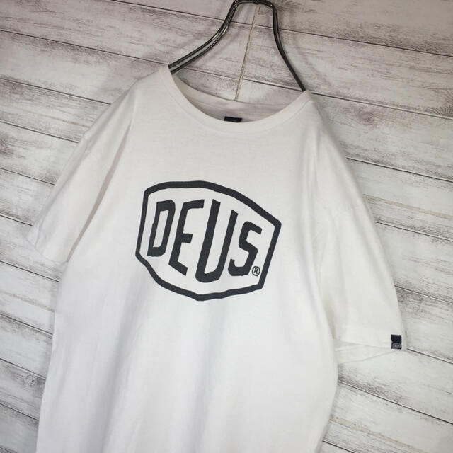 Deus ex Machina(デウスエクスマキナ)のDEUS　デウスエクスマキナ　Tシャツ　デカロゴ　送料無料 メンズのトップス(Tシャツ/カットソー(半袖/袖なし))の商品写真