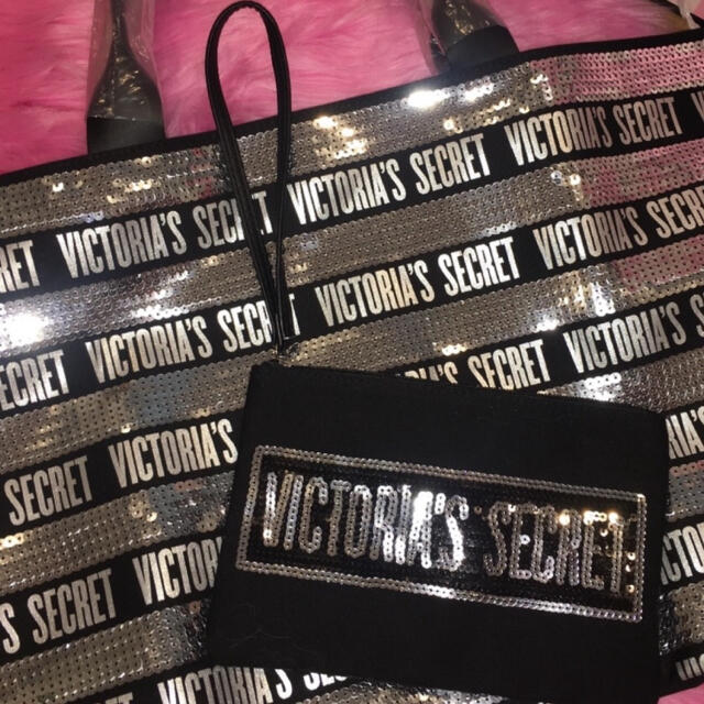 Victoria's Secret(ヴィクトリアズシークレット)のヴィクシー　キラキラシルバートートバック　ポーチ付き  レディースのバッグ(トートバッグ)の商品写真
