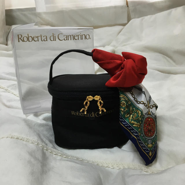ROBERTA DI CAMERINO(ロベルタディカメリーノ)のロベルタ ハンカチ付きポーチ レディースのファッション小物(ポーチ)の商品写真