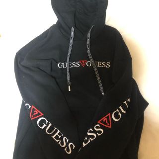 ゲス(GUESS)のGUESS パーカー 黒 Ｍサイズ (パーカー)