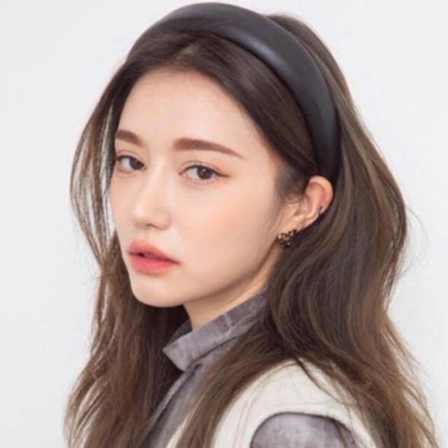 STYLENANDA(スタイルナンダ)の韓国ブラックカチューシャ レディースのヘアアクセサリー(ヘアバンド)の商品写真