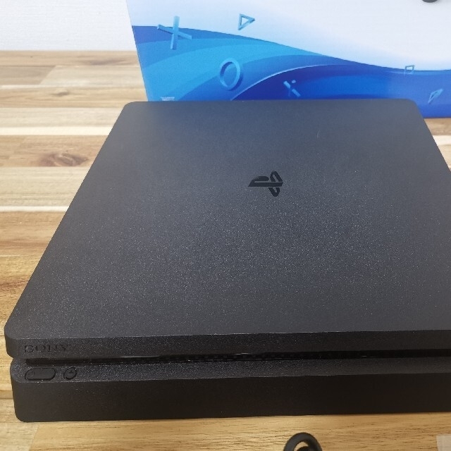 SONY(ソニー)のps4 本体 500gb slim 新型 CUH-2100A B01 エンタメ/ホビーのゲームソフト/ゲーム機本体(家庭用ゲーム機本体)の商品写真