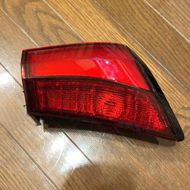 プリウス50系 後期 純正 右テールランプ 下側 RH LED - www.ecotours