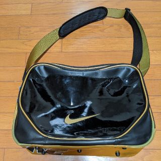 ナイキ(NIKE)の送料込み　ナイキスポーツバック　　エナメル調ショルダーバック　部活野球部バック(その他)