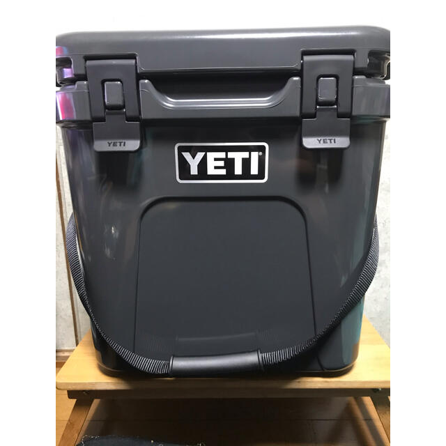 yeti  coolers ROADIE24 チャコール　バスケット・保冷剤付き スポーツ/アウトドアのアウトドア(その他)の商品写真