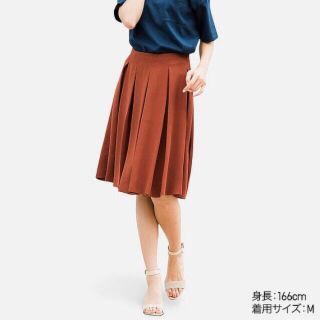 ユニクロ(UNIQLO)のＵＮＩＱＬＯ　クレープタックスカート　オレンジ (ひざ丈スカート)