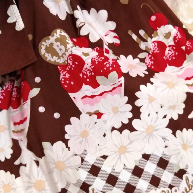 BABY,THE STARS SHINE BRIGHT(ベイビーザスターズシャインブライト)の初夏でショコラないちごパフェSK レディースのスカート(ひざ丈スカート)の商品写真