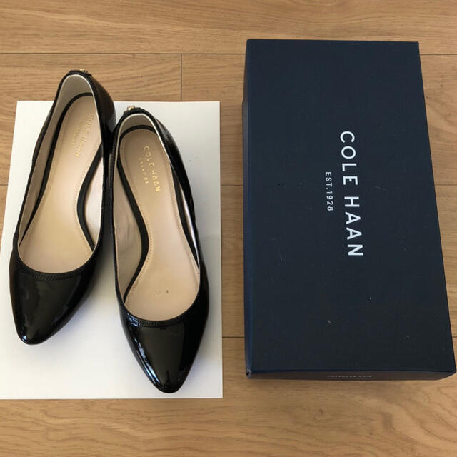 Cole Haan(コールハーン)の一度のみ使用　梅雨時期にぴったり　ウォータープルーフ エナメルパンプスブラック レディースの靴/シューズ(ハイヒール/パンプス)の商品写真