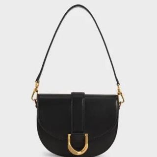 チャールズアンドキース(Charles and Keith)のCHARLES & KEITH メタリックバックル カバードクロスボディバッグ(ショルダーバッグ)