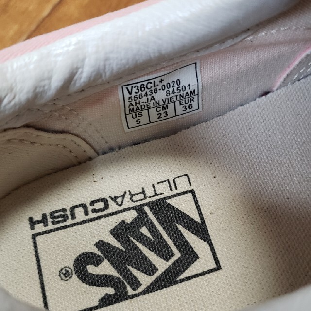 VANS(ヴァンズ)のvans PINKスニーカー23cm レディースの靴/シューズ(スニーカー)の商品写真